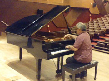 Sergio Fustagno afinando piano